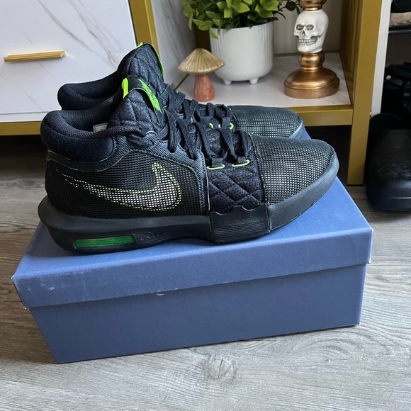 LeBron Witness 8 EP ‘Black Volt’ - Picture 1 of 5